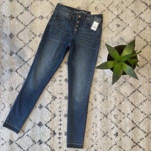 NWT Universal Thread Dark Wash High Rise Skinny 25